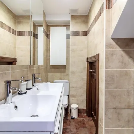 Beautiful Duplex-city Center. Parking By The House